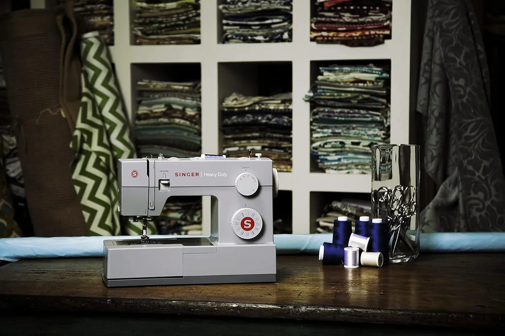 Machine à coudre robuste 4423 à grande vitesse (kit d'accessoires inclus) 97 points Boutonnière en une étape