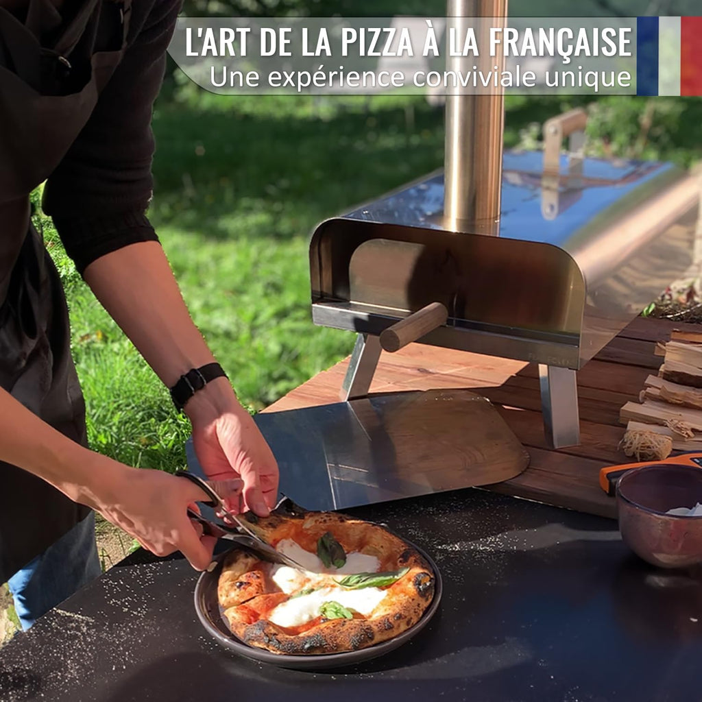 Four à Pizza Extérieur au Feu de Bois ● Conçu en France ● Acier Premium ● Surface de Cuisson XXL ● Flux d'Air Réglable ● Art Culinaire & Savoir-faire ● Housse et Pelle ● Pierre de Cuisson ● FLAMEOVEN