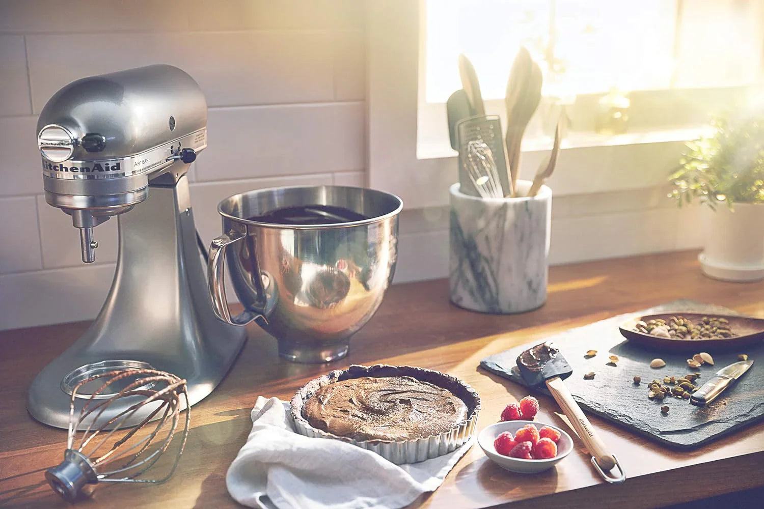 Batteur sur socle à tête inclinable KitchenAid Artisan de 5 pintes avec rabat verseur