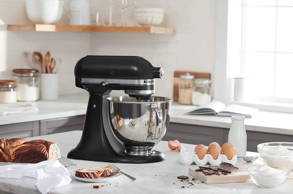 Batteur sur socle à tête inclinable KitchenAid Artisan de 5 pintes avec rabat verseur