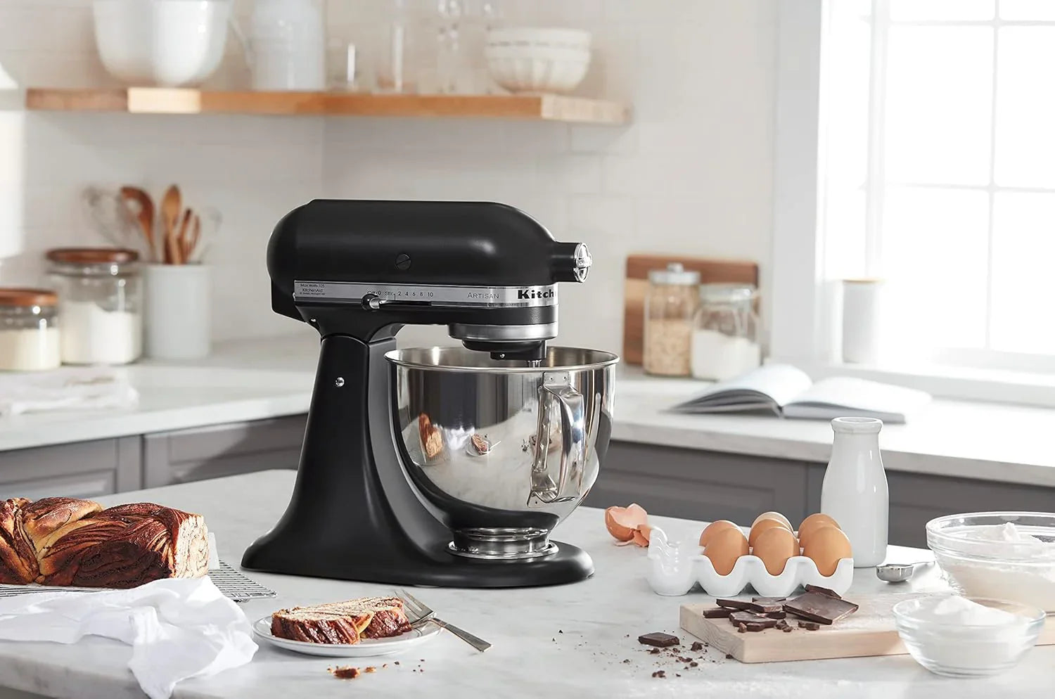 Batteur sur socle à tête inclinable KitchenAid Artisan de 5 pintes avec rabat verseur