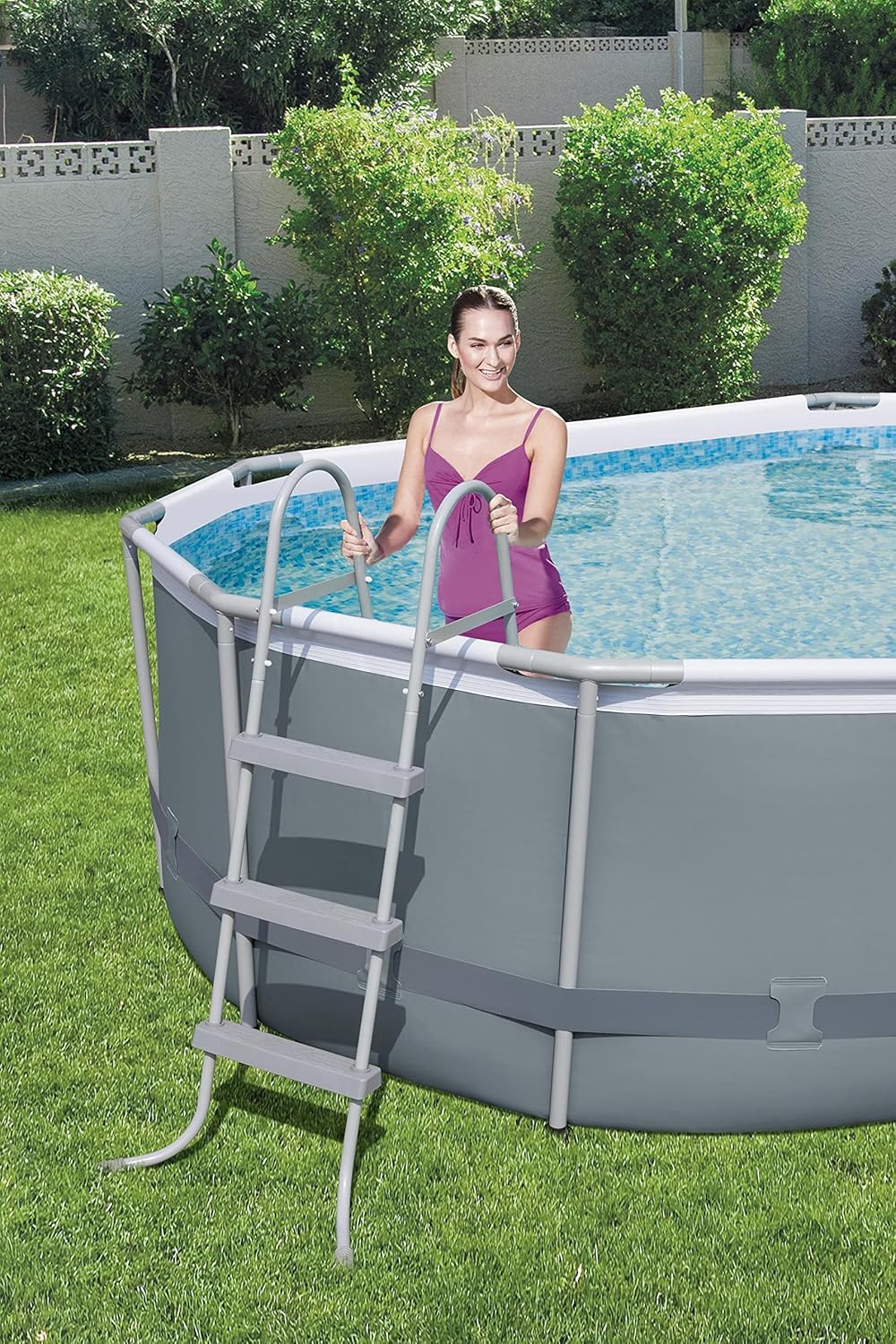 Piscine hors sol ovale Power Steel 4,3 m x 2,4 m x 100 cm | Comprend une pompe de filtration de 2070 litres, une échelle et un distributeur ChemConnect.