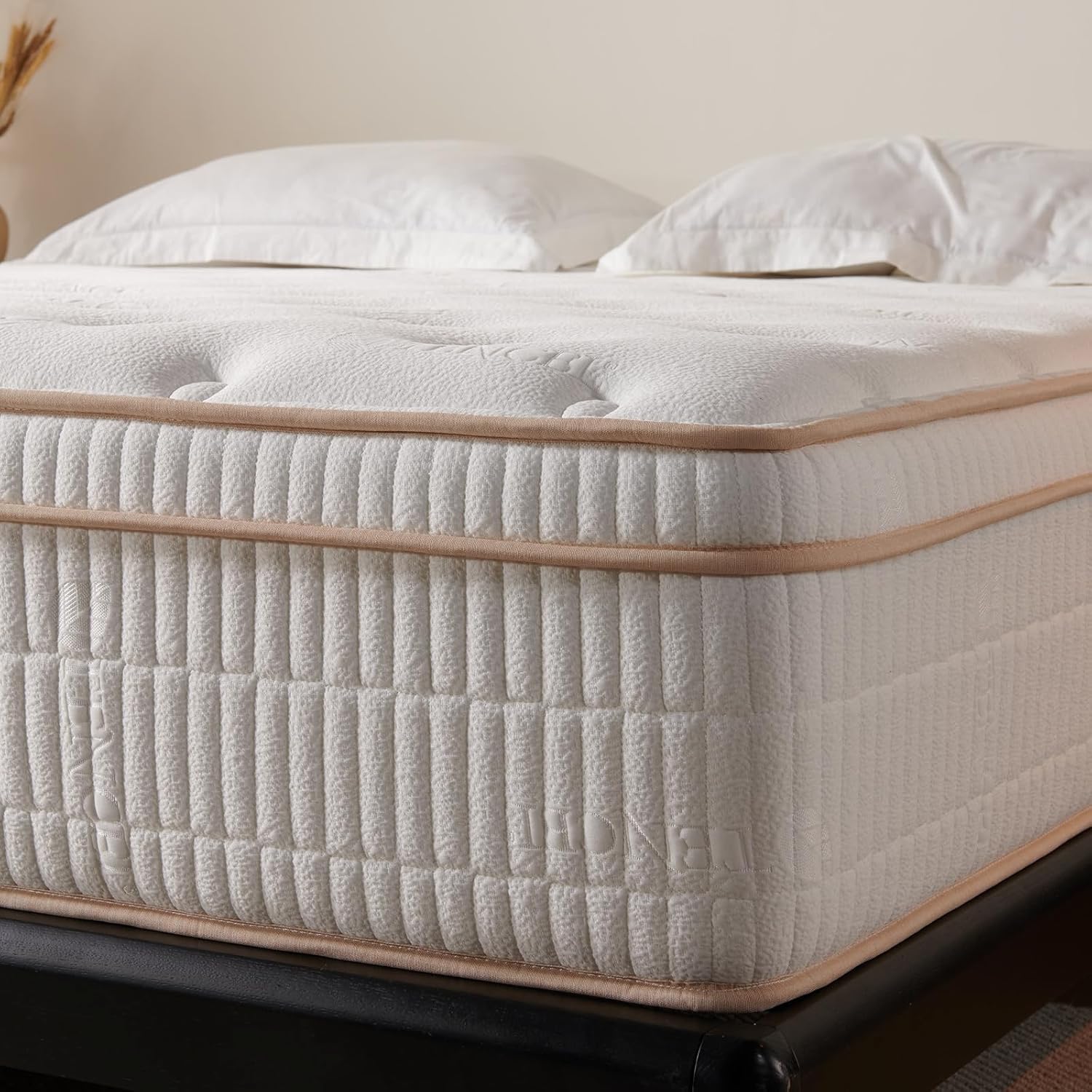 Matelas hybride queen-size de 14 pouces avec mousse à mémoire de forme rafraîchissante et ressorts ensachés zonés